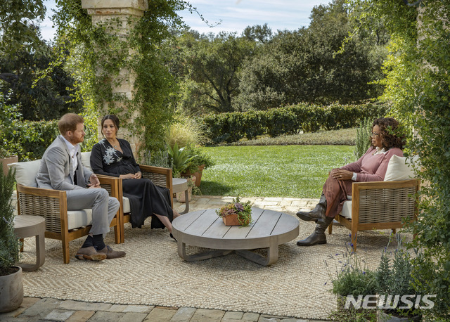 [AP/뉴시스] 영국 해리 왕자와 부인인 메건 마클 왕자비가 미국 방송인 오프라 윈프리(오른쪽)와 이야기를 나누고 있다. 이는 마클 왕자비가 왕실을 떠난 뒤 진행한 첫 인터뷰로 오는 8일 방송된다. 2021.03.04.