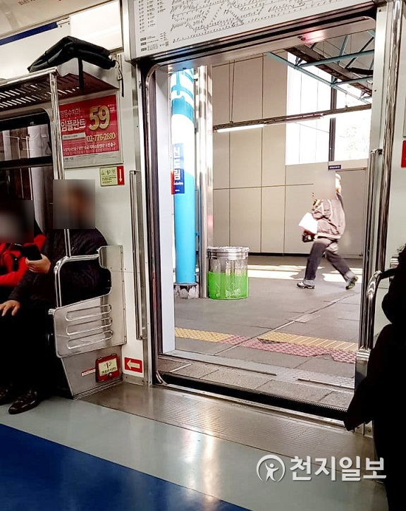 9일 오전 7시 5분께 서울 지하철 1호선 청량리역 경기도 방면 열차 선로에서 신호 장애가 발생해 출근길 시민들이 큰 불편을 겪은 가운데 열차가 신도림역에서 정차한 뒤 차량 문을 열어 놓고 있다. (독자제공) ⓒ천지일보 2021.3.9