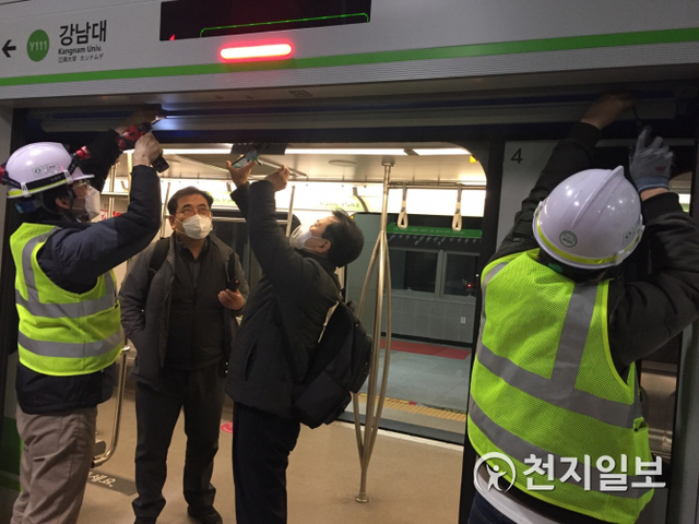 용인경량전철 관계자들이 용인경전철 승강장 안내문을 점검하고 있다. (제공: 용인시) ⓒ천지일보 2021.3.9
