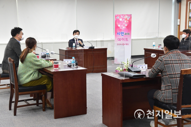 [천지일보 진주=최혜인 기자] 조규일 진주시장이 9일 시청 5층 상황실에서 자전거동호회 ‘바람소리’ 회원들과 함께 ‘시민과의 데이트’ 행사를 열고 있다.이날 조 시장은 “올해도 많은 예산을 들여 ‘자전거 도시 진주’의 가치를 높이기 위한 사업 추진에 박차를 가할 것”이라며 “많은 시민이 자전거를 이용해 건강한 여가생활을 즐기고 또한 깨끗한 녹색환경을 아이들에게 남겨준다면 더없이 좋겠다”고 말했다.바람소리는 지난 2009년 시작해 현재 32명의 정회원이 활동하고 있으며 지난해 ‘전국 자전거 라이딩 배틀’에서 우수팀 부분 전국 2위를 수상한 바 있다.이들은 이날 산악자전거 동호인들이 등산객들과 공생하며 자전거를 타는 방안에 대한 검토와 CCTV 설치 보완 등의 환경개선, 기존 철도를 활용한 인접도시와의 자전거길 구축에 대해 건의하기도 했다. ⓒ천지일보 2021.3.10