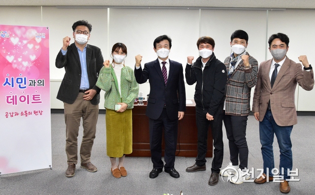 [천지일보 진주=최혜인 기자] 조규일 진주시장이 9일 시청 5층 상황실에서 자전거동호회 ‘바람소리’ 회원들과 함께 ‘시민과의 데이트’ 행사를 열고 있다.이날 조 시장은 “올해도 많은 예산을 들여 ‘자전거 도시 진주’의 가치를 높이기 위한 사업 추진에 박차를 가할 것”이라며 “많은 시민이 자전거를 이용해 건강한 여가생활을 즐기고 또한 깨끗한 녹색환경을 아이들에게 남겨준다면 더없이 좋겠다”고 말했다.바람소리는 지난 2009년 시작해 현재 32명의 정회원이 활동하고 있으며 지난해 ‘전국 자전거 라이딩 배틀’에서 우수팀 부분 전국 2위를 수상한 바 있다.이들은 이날 산악자전거 동호인들이 등산객들과 공생하며 자전거를 타는 방안에 대한 검토와 CCTV 설치 보완 등의 환경개선, 기존 철도를 활용한 인접도시와의 자전거길 구축에 대해 건의하기도 했다. ⓒ천지일보 2021.3.10