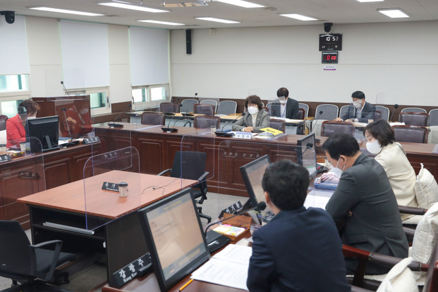 안산시의회가 9일 ‘의원연구단체 운영심의위원회’를 개최하고 있다. (제공: 안산시의회) ⓒ천지일보 2021.3.9