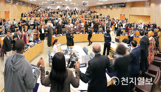 2014년 12월 3일 HWPL 평화 행사 후 참석자들이 서로 손을 잡고 만국기를 들고 화합의 노래를 부르는 등 엄숙한 장소인 뉴욕 유엔 본부에서 진풍경이 연출되고 있다. (제공: HWPL) ⓒ천지일보 2021.3.10