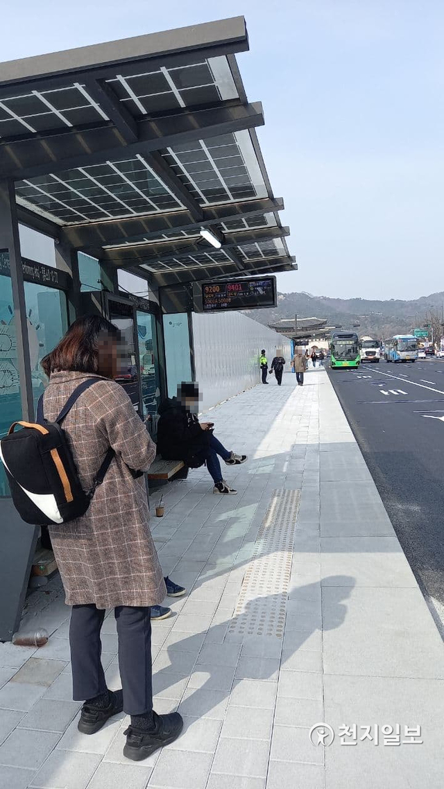 동쪽 도로로 이동된 버스정류장. ⓒ천지일보 2021.3.10