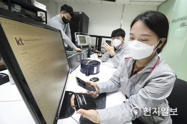 서울 서초구 KT연구개발센터에서 연구원들이 양자암호 비화통신 기술을 시연하고 있다. (제공: KT) ⓒ천지일보 2021.3.10