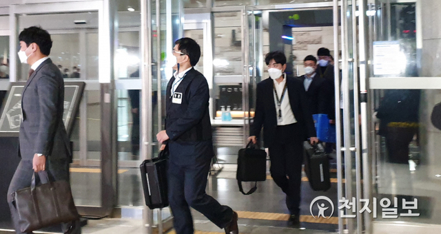 [천지일보 진주=최혜인 기자] 9일 저녁 7시 30분께 경남 진주 한국토지주택공사(LH) 본사에서 경기남부경찰청 반부패경제범죄수사대가 ‘LH임직원 신도시 투기 의혹’ 관련 압수수색을 마치고 압수품을 옮기고 있다. ⓒ천지일보 2021.3.9