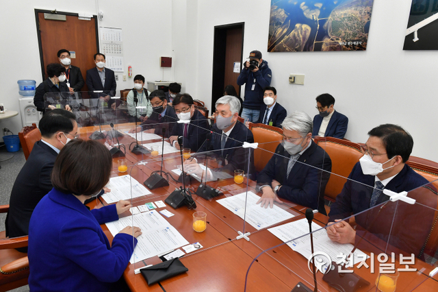 지난 10일 동서고속도로 추진협의회가 국회 국토교통위원회를 방문해 진선미 국토교통위원장과 허영(더민주당 강원도당 위원장) 국토교통위원과 동서고속도로 조기착공과 완전개통에 대한 의견을 나누고 있다. (제공: 정선군청) ⓒ천지일보 2021.3.10