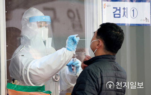[천지일보=박준성 기자] 27일 오후 서울역 광장에 마련된 신종 코로나바이러스 감염증(코로나19) 임시선별진료소에서 의료진이 시민의 검체를 채취하고 있다. ⓒ천지일보 2021.2.27