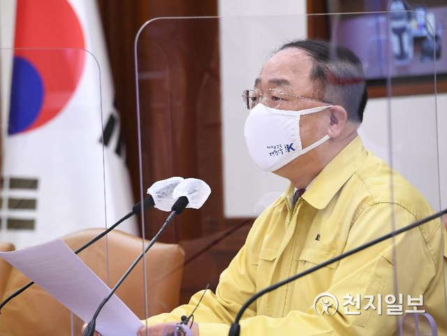 홍남기 경제부총리 겸 기획재정부장관이 3일 정부서울청사에서 제31차 비상경제 중앙대책본부 회의를 주재하며 모두발언하고 있다. (제공: 기획재정부) ⓒ천지일보 2021.3.3