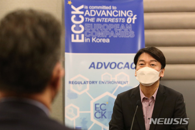 안철수 국민의당 대표가 2일 오전 서울 중구 주한유럽상공회의소에서 열린 현장 회의에 참석해 인사말을 하고 있다. (출처: 뉴시스)