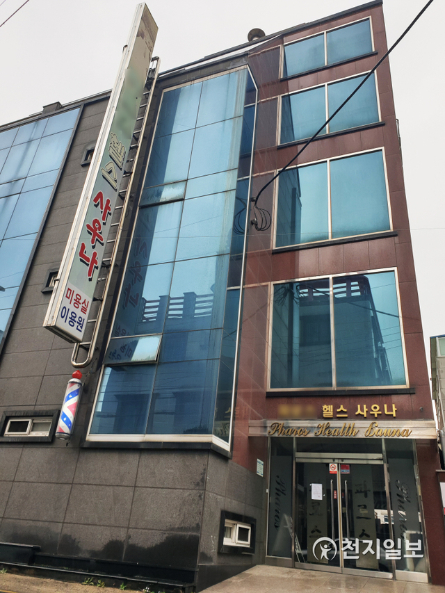 [천지일보 진주=최혜인 기자] 12일 오전 집단감염이 발생한 경남 진주시 상대동 소재 목욕탕 주변이 한산하다. 진주시에 따르면 전날 오후 5시 이후 발생한 확진자 31명 중 27명은 진주의 한 목욕탕 관련 감염으로 확인됐다. 이곳에서 발생한 집단감염 확진자는 모두 41명으로 늘었다. ⓒ천지일보 2021.3.12