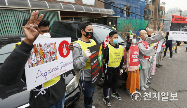 [천지일보=남승우 기자] 12일 오후 서울 용산구 주한미얀마대사관 앞에서 대한불교조계종사회노동위원회(조계종 사노위), 해외주민운동연대(KOCO), 재한미얀마연대 주최로 열린 ‘폭력과 살생을 자행하는 미얀마 군부 규탄 및 UN의 실효성 있는 조치를 촉구하는 오체투지 및 기자회견’에서 참가자들이 저항운동의 상징인 세 손가락 경례를 하며 구호를 외치고 있다. ⓒ천지일보 2021.3.12