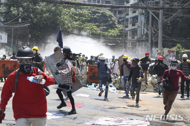 8일 미얀마 양곤에서 군부 쿠데타 반대 시위 중 경찰이 최루탄을 발사해 시위대가 해산하고 있다. (출처: 뉴시스)