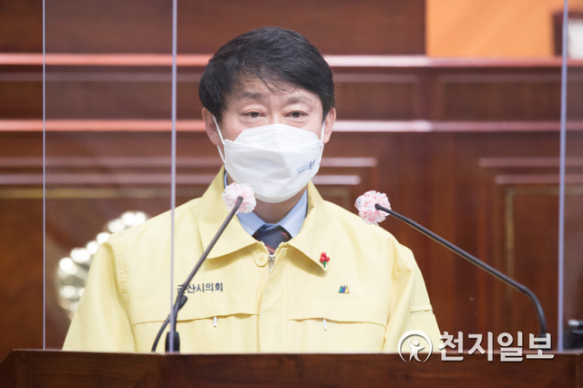 김우민 의원이 12일 5분 발언에서 “산업단지 지역이 악취관리지역으로 지정될 수 있도록 대책을 마련해 달라”고 촉구하고 있다. (제공: 군산시의회) ⓒ천지일보 2021.3.12