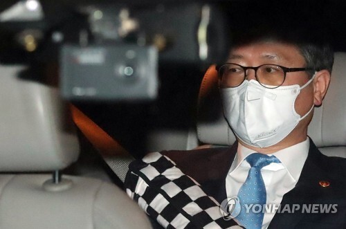 한국토지주택공사(LH) 직원들의 신도시 땅 투기 의혹이 확산되면서 더불어민주당 내 위기감이 고조되고 있다. 특히 11일 발표된 정부의 1차 조사 결과가 국민 눈높이에 못미친다는 평가가 잇따르면서 변창흠 국토교통부 장관에 대한 인사조치 요구가 더욱 거세지는 모양새다. 사진은 이날 오후 사무실이 마련된 서울 중구 정동 국토발전전시관에서 나와 차량에 탄 변창흠 장관. (출처: 연합뉴스)