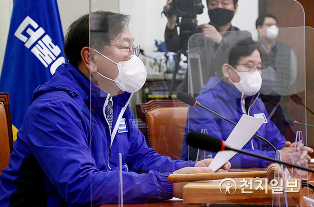 [천지일보=박준성 기자] 더불어민주당 김태년 당대표 직무대행이 12일 오전 서울 여의도 국회에서 열린 중앙선대위 회의에서 발언하고 있다. (제공: 민주당) ⓒ천지일보 2021.3.12