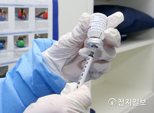 [천지일보=박준성 기자] 서울 성북구 성북서울요양병원에서 의료진들이 아스트라제네카(AZ) 백신 자체 접종을 준비하고 있다. (사진공동취재단) ⓒ천지일보DB
