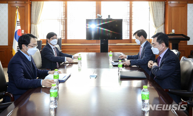 [서울=뉴시스] 김명원 기자 = 최승렬(오른쪽) 국가수사본부(국수본) 수사국장과 이종근 대검찰청 형사부장이 11일 오전 서울 종로구 정부서울청사에서 열린 LH 신도시 투기 의혹 수사 협력 논의하는 ‘수사기관 실무협의회’에 참석하고 있다.