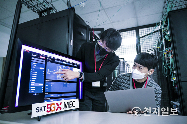 SK텔레콤 5G MEC 개발담당 연구원들이 SK텔레콤 분당사옥 테스트베드에서 5G MEC 기술을 연구하고 있다. (제공: SK텔레콤) ⓒ천지일보 2021.3.16