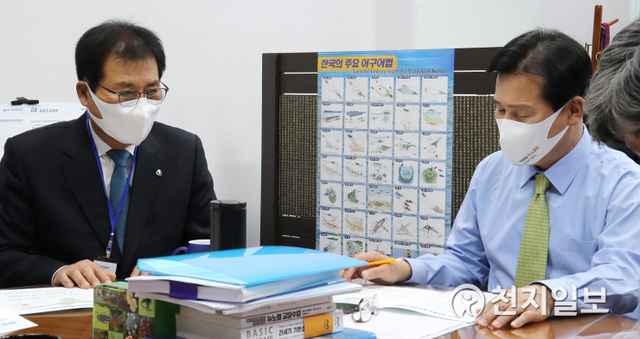 이상익 함평군수(왼쪽)가 주철현 국회의원(오른쪽)에게 사업 설명을 하고 있는 있다. (제공: 함평군) ⓒ천지일보 2021.3.16