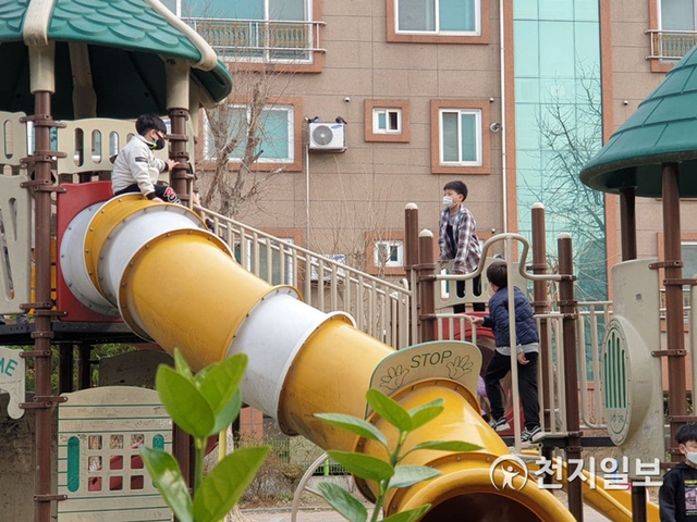 황사로 인한 미세먼지 속, 봄을 맞은 대전 서구 용문동에 있는 놀이터에서 마스크를 끼고 놀고 있는 아이들의 모습. ⓒ천지일보 2021.3.17
