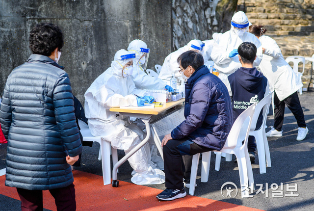 남해읍 유림2리에 설치된 긴급 임시 선별진료소 운영 모습. (제공: 남해군) ⓒ천지일보 2021.3.15