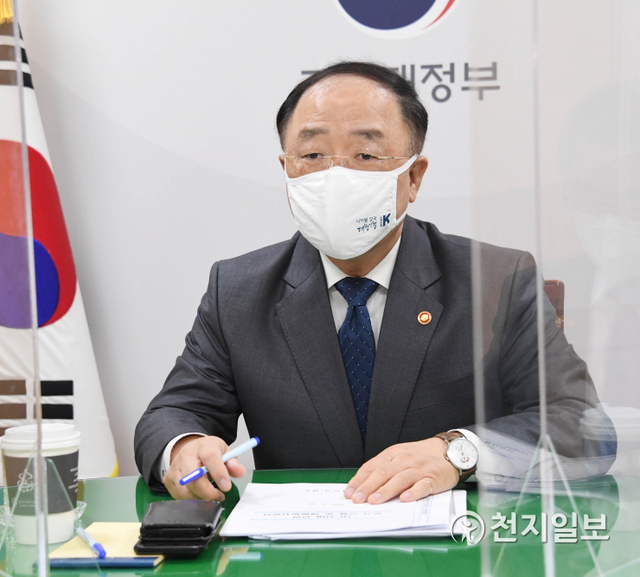 [천지일보=남승우 기자] 홍남기 경제부총리 겸 기획재정부 장관이 16일 서울 종로구 정부서울청사에서 관계장관회의(녹실회의)를 주재, ‘LH 사태 관련 투기 근절 및 재발방지방안’에 대해 논의하고 있다. (제공: 기획재정부) ⓒ천지일보 2021.3.16