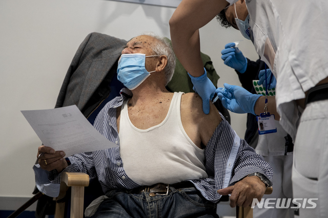 [마드리드=AP/뉴시스]17일(현지시간) 스페인 마드리드의 한 병원에서 안토니오 가르시아(95)라는 노인이 모더나의 코로나19 백신을 접종하고 있다.