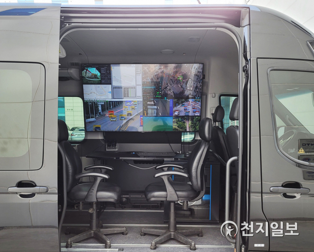 무인기 운용을 위해 지상에서 제어 및 관제를 목적으로 사용되는 ANH시스템즈의 무인비행체 지상관제차량 내부 모습. (제공: 진주시) ⓒ천지일보 2021.3.18