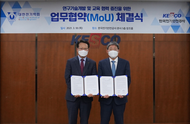 박지현 전기안전공사 사장(왼쪽)과 김철환 ㈔대한전기학회 회장이 업무협약을 체결하고 기념사진을 촬영하고 있다. (제공: 한국전기안전공사) ⓒ천지일보 2021.3.19