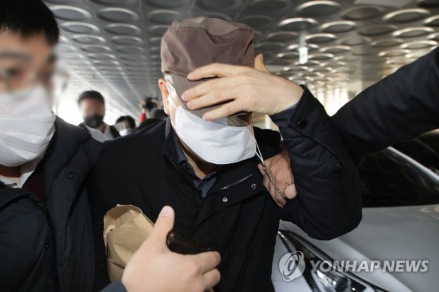 한국토지주택공사(LH) 현직 직원 A씨가 19일 오전 LH 직원들의 경기 광명·시흥 신도시 투기 의혹 관련 조사를 받기 위해 경기도 수원시 장안구 경기남부경찰청으로 들어가고 있다. (출처: 연합뉴스)