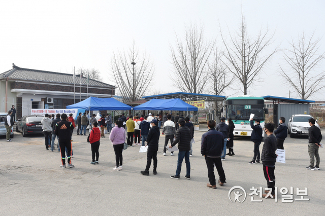 양주시가 경기도에서 발표한 ‘코로나19 확산 차단을 위한 외국인 고용 사업주 및 외국인 노동자 진단검사 행정명령’에 따라 외국인 고용 사업장 내 불법 고용 중인 외국인을 포함해 모든 외국인 근로자를 대상으로 전수검사를 실시, 코로나19 집단감염의 고리를 원천 차단하기 위한 가운데 15일부터 일주일간 광적도서관에 설치된 코로나19 임시 선별검사소를 봉양 임시 선별검사소로 이전 설치해 운영하고 있다. (제공: 양주시) ⓒ천지일보 2021.3.15