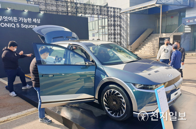 [천지일보=정다준 기자] 지난 17일 서울 용산구에 위치한 현대차 구 원효로 서비스센터에서 아이오닉5 스퀘어 행사가 열렸다. 사진은 전시된 아이오닉5. ⓒ천지일보 2021.3.17