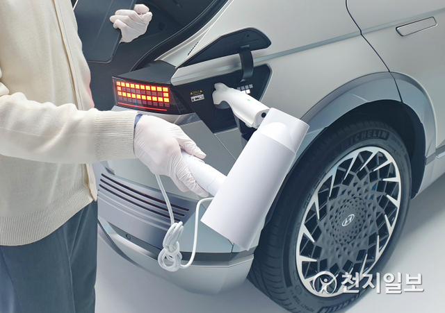 [천지일보=정다준 기자] 전시된 아이오닉5에서 V2L을 이용해 드라이기를 작동시키고 있다. ⓒ천지일보 2021.3.17