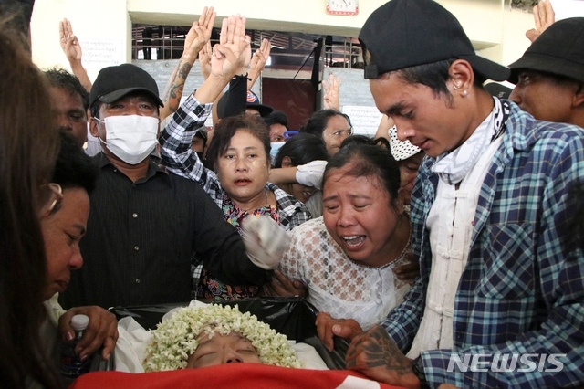 21일 미얀마 양곤에서 열린 한 10대의 장례식에서 가족이 오열하고 있다. 이 10대는 시위 과정에서 군경이 쏜 총에 맞아 목숨을 잃었다. (출처:AP/뉴시스)