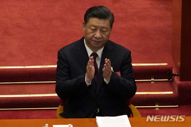 [베이징=AP/뉴시스]시진핑 중국 국가주석이 5일 중국 베이징 인민대회당에서 열린 제13기 전국인민대표대회(NPC·전인대) 개막식에 참석해 박수를 치고 있다