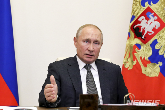 블라디미르 푸틴 러시아 대통령이 지난해 9월 24일(현지시간) 모스크바 노보 오가르요보 집무실에서 러시아 지역 대표들과 화상회의를 하고 있다. (출처: 뉴시스)