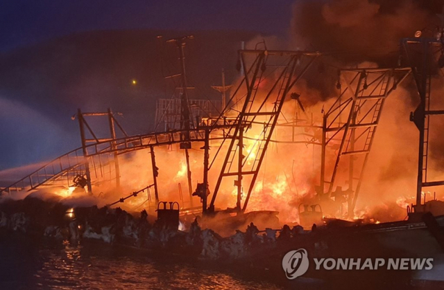 23일 오전 3시 30분께 충남 태안군 근흥면 신진도에 정박 중이던 어선에서 불길이 치솟고 있다. (출처: 연합뉴스)