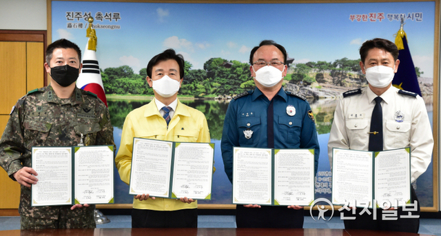 ‘진주시·경찰서·소방서·군 코로나 백신 접종 업무협약식’[천지일보 진주=최혜인 기자] 지난 22일 진주시청에서 조규일 진주시장을 비롯한 서성목 경찰서장, 김용수 소방서장 등이 참석한 가운데 코로나19 백신 관리와 안전한 예방접종을 위한 업무협약식이 열리고 있다.이날 조규일 시장은 “코로나 예방접종센터를 조기 개소해 다음달 첫째 주에 화이자 백신 접종을 진행하게 된다”며 “여러 관계기관과 유기적인 협조체계를 통해 코로나19 감염증으로 고통을 받는 시민들이 소중한 일상을 회복하는 데 최선을 다하겠다”고 말했다.진주 예방접종센터는 초전동 소재 종합실내체육관에 설치돼 오는 25일 모의훈련을 시작으로 내달 첫째 주에 75세 이상 대상 화이자 백신 접종을 앞두고 있다.이번 협약에 따라 진주시는 예방접종센터를 총괄 운영하고 군부대는 백신 입‧출하 시 현장 경계와 시설경계, 백신 저장관리 임무를 수행하게 된다.경찰서는 시설 내‧외부 순찰과 치안활동 수행, 소방서는 구급차 대기, 접종인력 지원, 응급환자 긴급후송, 화재대비 시설물 안전관리에 24시간 협조체제를 유지할 방침이다. ⓒ천지일보 2021.3.23