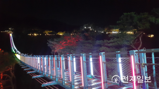 원주 간현 소금산 관광지의 출렁다리와 뒤로 보이는 하늘 바람길의 아름다운 야경. (제공: 원주시청) ⓒ천지일보 2021.3.23