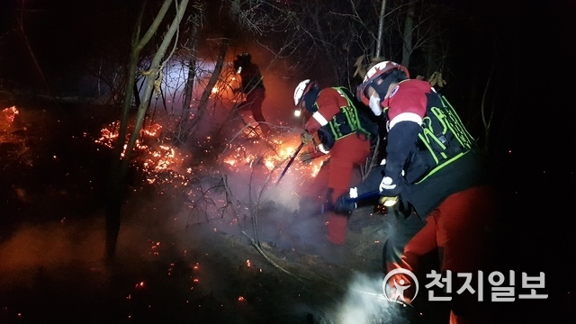 산림청 산불재난특수진화대 대원들이 19일 새벽 강원 양양군 양양읍 사천리에서 발생한 산불을 진화하고 있다. (제공: 강릉산림항공관리소) ⓒ천지일보 2021.2.19