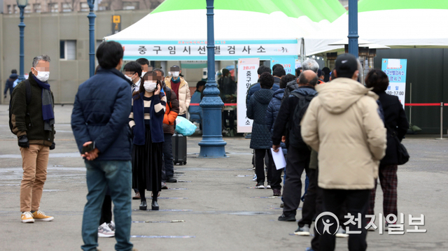 [천지일보=남승우 기자] 신종 코로나바이러스 감염증(코로나19) 신규 확진자가 332명으로 집계된 22일 오전 서울역 광장 임시 선별검사소에서 시민들이 코로나19 검사를 받기 위해 줄을 서서 기다리고 있다. ⓒ천지일보 2021.2.22
