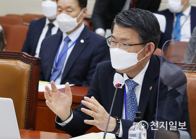 [천지일보=박준성 기자] 은성수 금융위원장이 23일 국회 정무위원회 금융감독원, 금융위원회 등에 대한 종합감사에서 의원들의 질의에 답변하고 있다. (사진공동취재단) ⓒ천지일보 2020.10.23