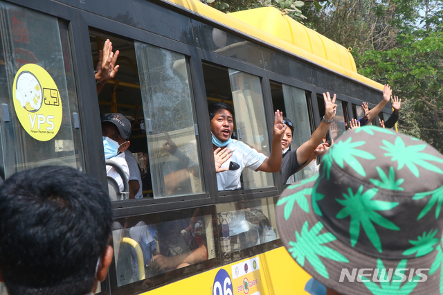 미얀마 체포 시위대, 알려지지 않은 곳으로 이송[양곤=AP/뉴시스] 24일(현지시간) 미얀마 양곤에서 체포된 시위대를 태운 버스가 악명 높은 인세인 교도소를 나와 알려지지 않은 장소로 향하는 가운데 버스 안 시위대가 차창 밖으로 세 손가락 경례를 하고 있다.