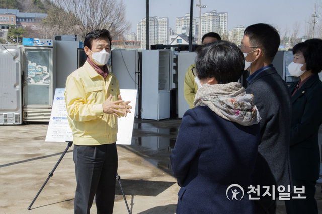 조규일 진주시장이 지난 23일 신안동 청소관리사무소를 찾아 폐기물·폐가전 수거장 운용실태를 점검하고 관계자들을 격려했다. (제공: 진주시) ⓒ천지일보 2021.3.24
