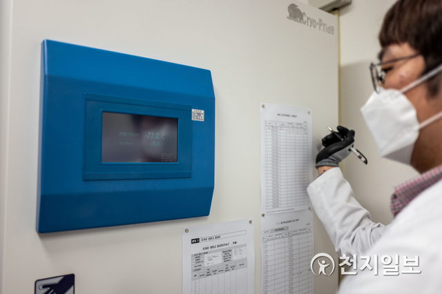 [천지일보=남승우 기자] 만 75세 이상 고령층 접종에 쓰일 미국 화이자의 코로나19 백신이 24일 오전 서울 중구 국립중앙의료원 중앙예방접종센터에 도착해 의료진이 초저온 냉동고로 옮긴 뒤 온도를 확인하고 있다. ⓒ천지일보 2021.3.24