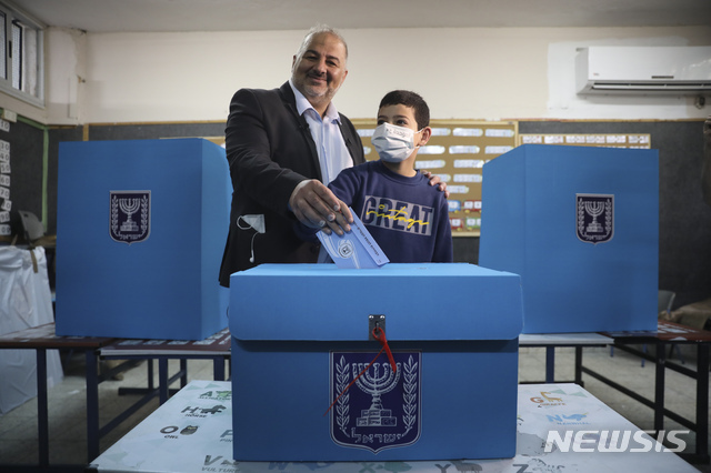 만수르 아바스 통합 아랍 리스트(UAL, 라암) 대표가 지난 23일(현지시간) 이스라엘 총선이 열린 가운데 마그하르의 한 투표소에서 투표한 후 기념사진을 찍고 있다. (출처: 뉴시스)