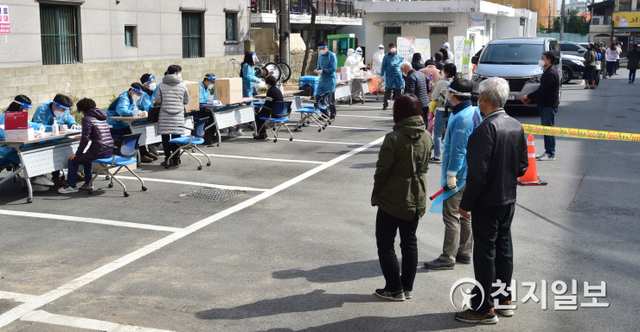 [천지일보 진주=최혜인 기자] 경남 진주시 상대동 행정복지센터에 설치된 임시 선별진료소에서 코로나19 무료 진단검사가 진행되고 있다. ⓒ천지일보 2021.3.22