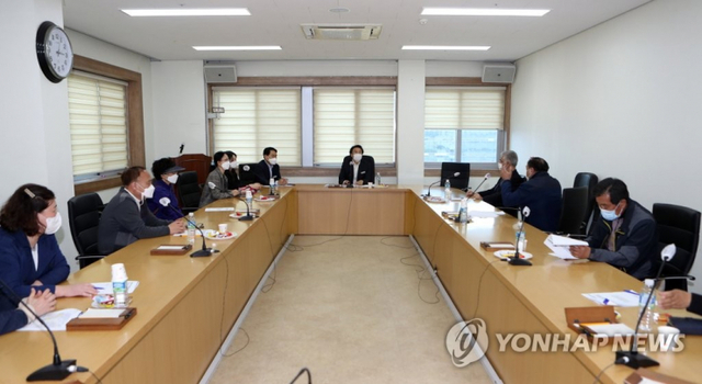 24일 오후 대구 북구청에서 이슬람사원 건립 반대 주민과 이슬람 교인이 만나 첫 공식 대화를 하고 있다. 앞서 북구는 대현동 이슬람사원 건축과 관련해 주민 민원이 빗발치자 일단 갈등 봉합을 위해 건축주 측에 공사 중지를 통보했다. (출처:연합뉴스)