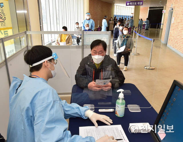 25일 경남 진주시 초전동 종합실내육관에 마련된 예방접종센터에서 30개 읍면동 주민 30명이 코로나19 백신 예방접종 모의훈련에 참가하고 있다. (제공: 진주시) ⓒ천지일보 2021.3.25